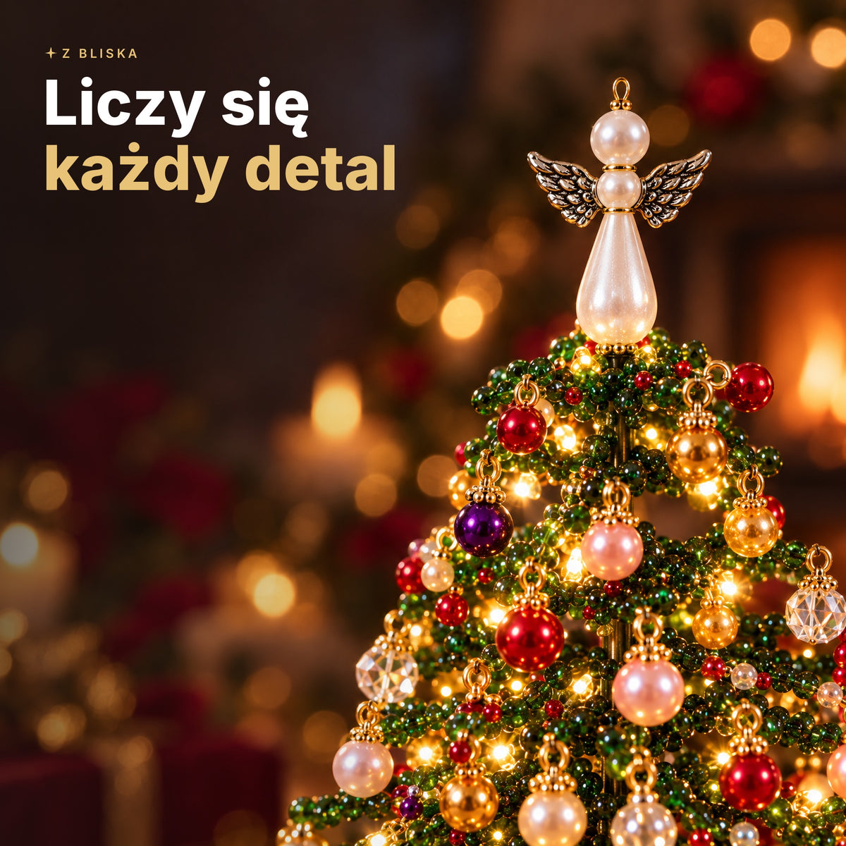 Perłowy aniołek i koraliki choinki z bliska