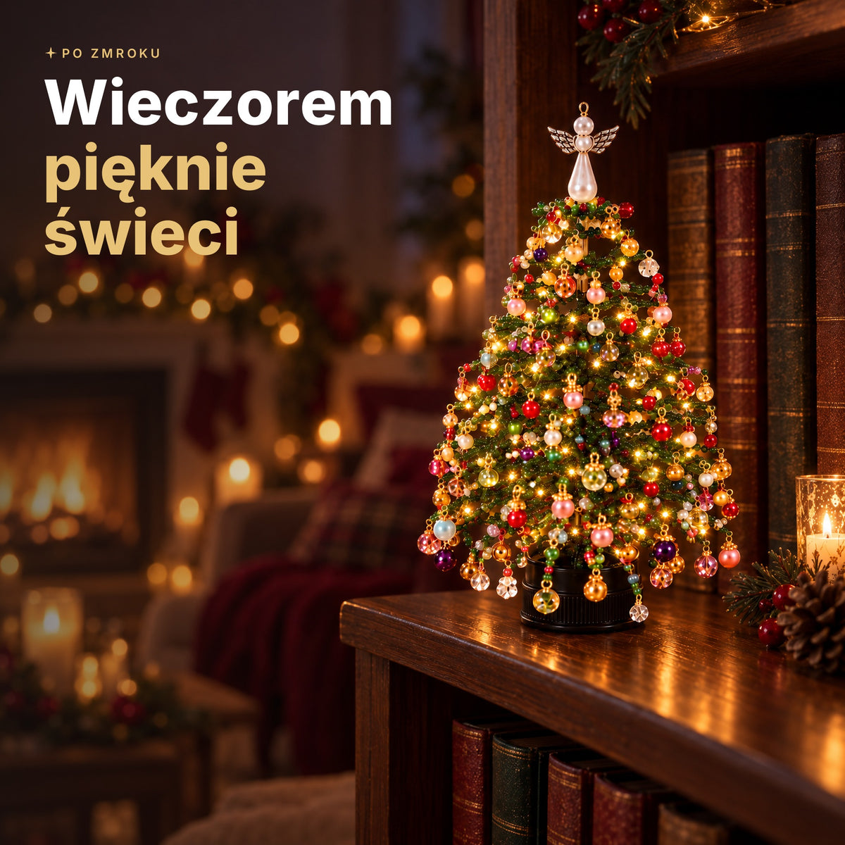 Choinka z koralików świeci lampkami wieczorem